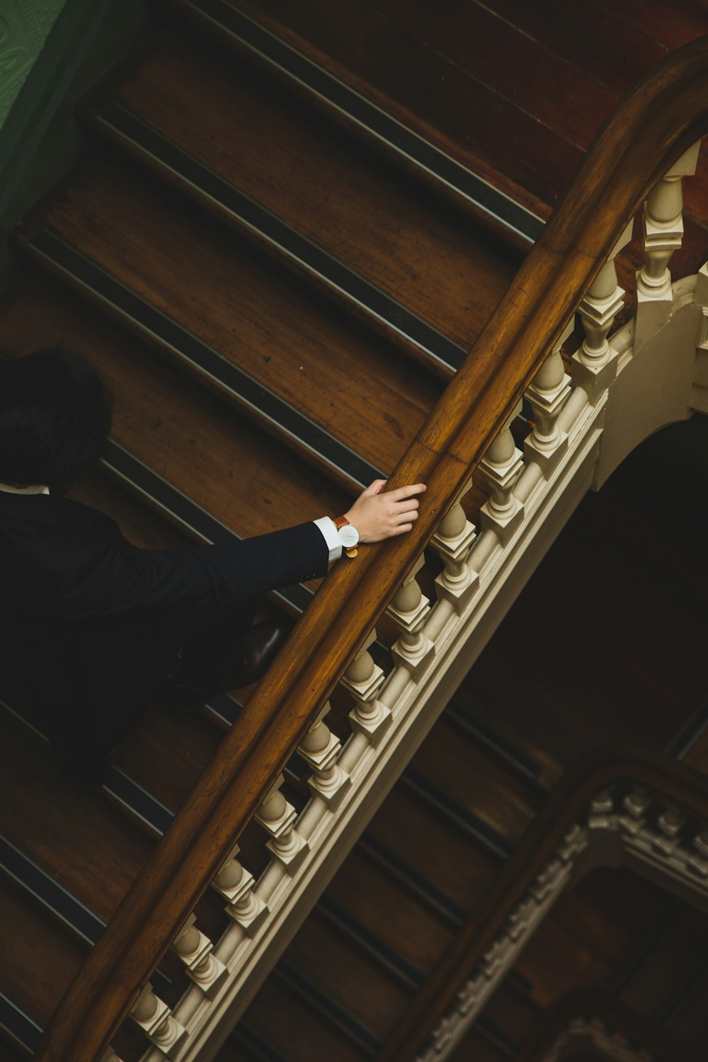 homme montant les escaliers en bois