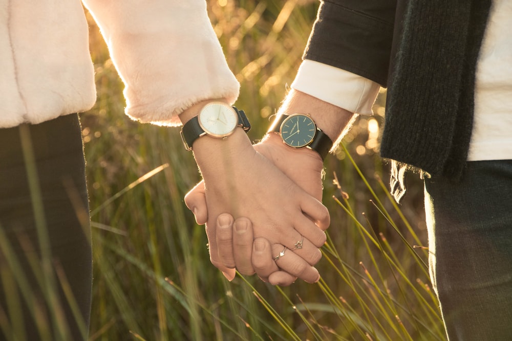 Mujer y hombre tomados de la mano