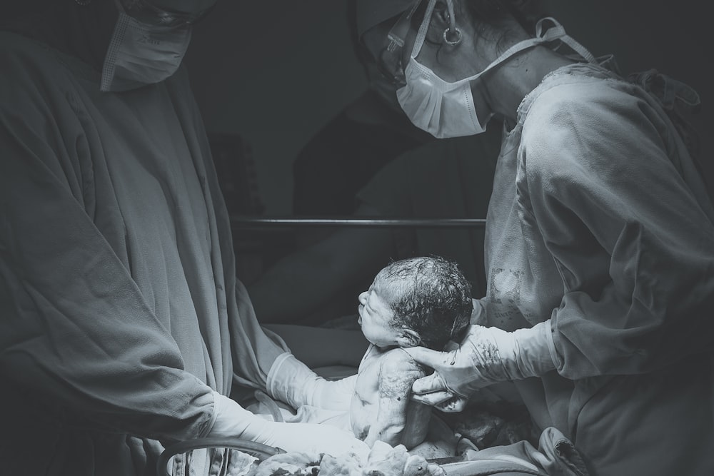 Foto in scala di grigi di un'operazione medica