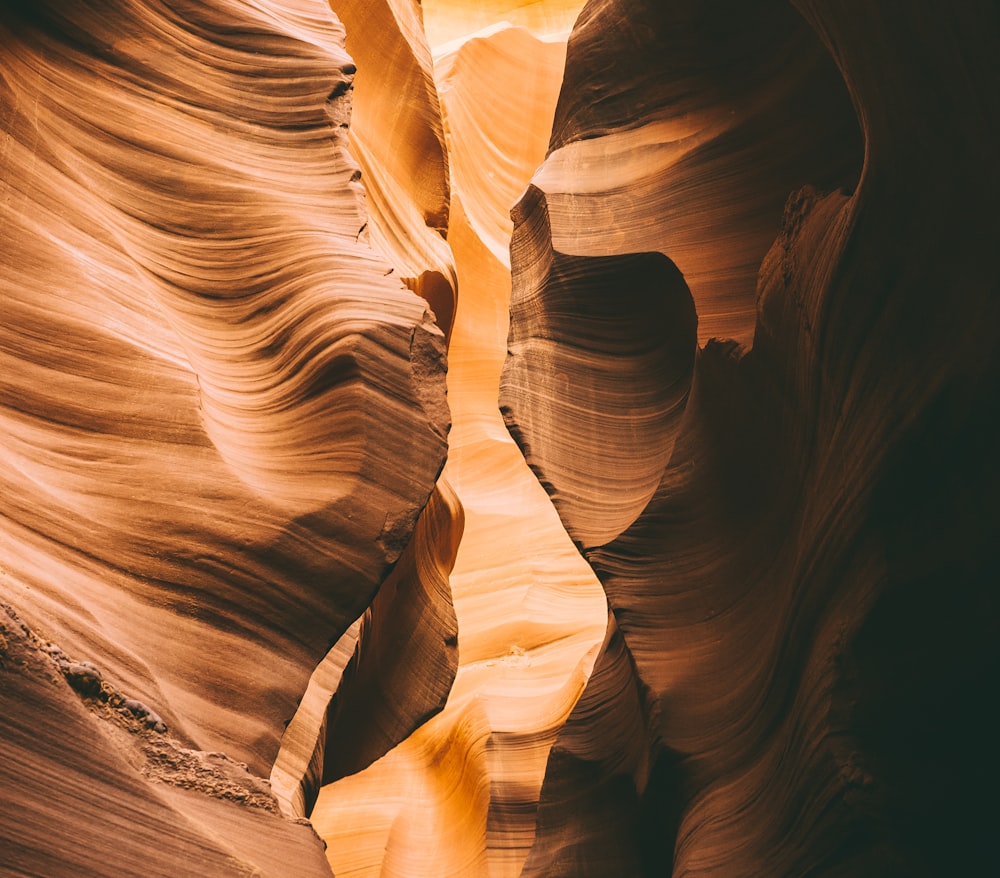 grotte brune sous ciel clair