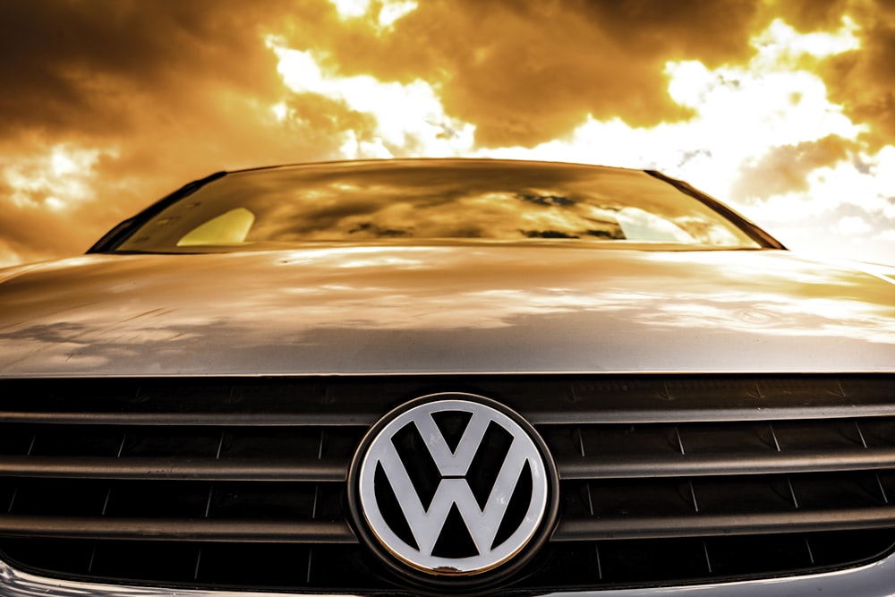photographie en gros plan de la voiture Volkswagen argentée