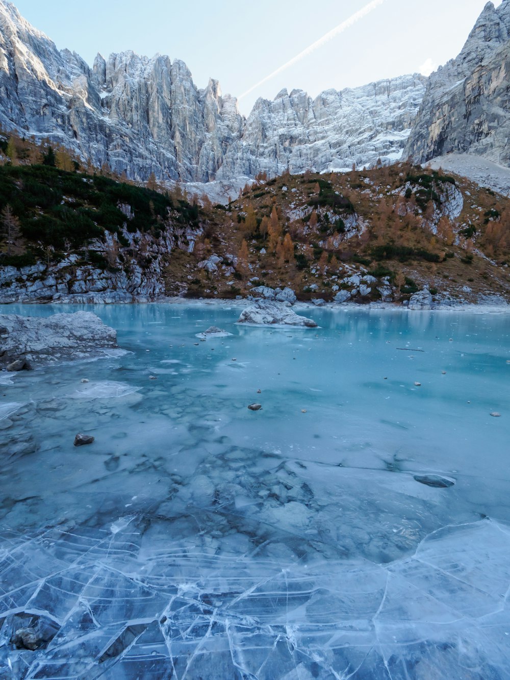 Foto eines Berges in der Nähe eines Gewässers bei Tag