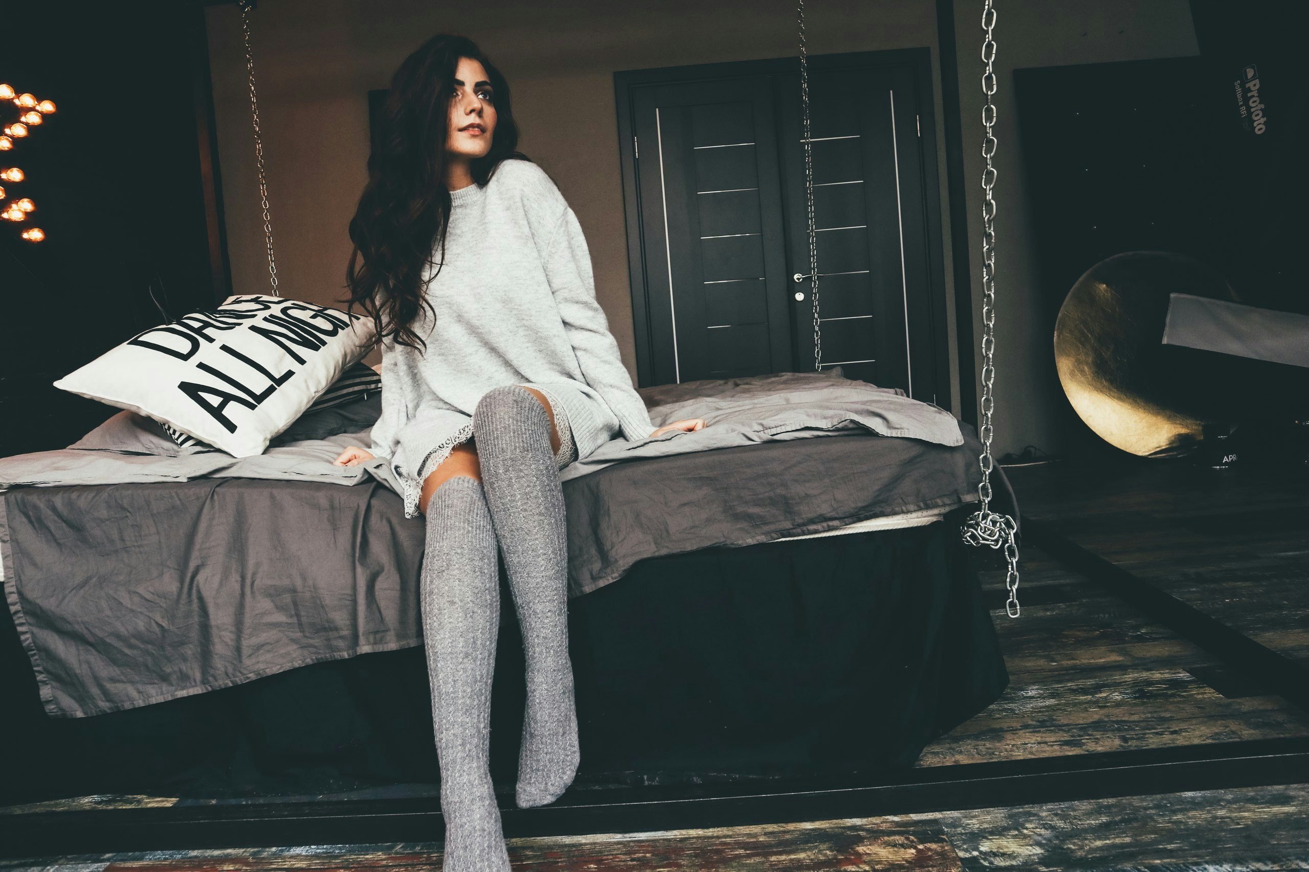 https://images.unsplash.com/photo-1507703830885-23dd040fafb2?ixid=M3w2MjYzNjJ8MHwxfHNlYXJjaHwyfHxlYXRlcnRhaW5tZW50JTIwY2hhaW5zfGVufDB8MHx8fDE3MjQxOTMxODV8MA&ixlib=rb-4.0.3