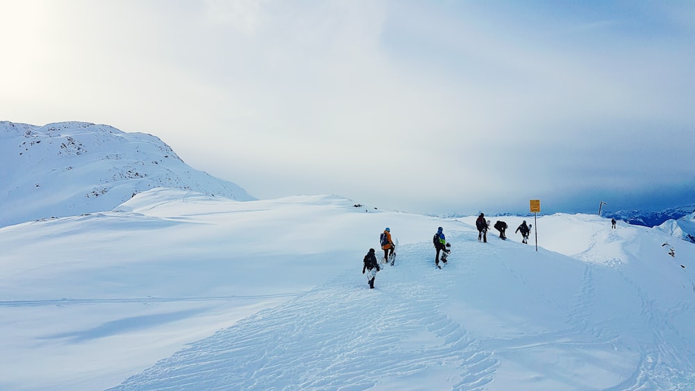 personnes marchant sur la montagne enneigée