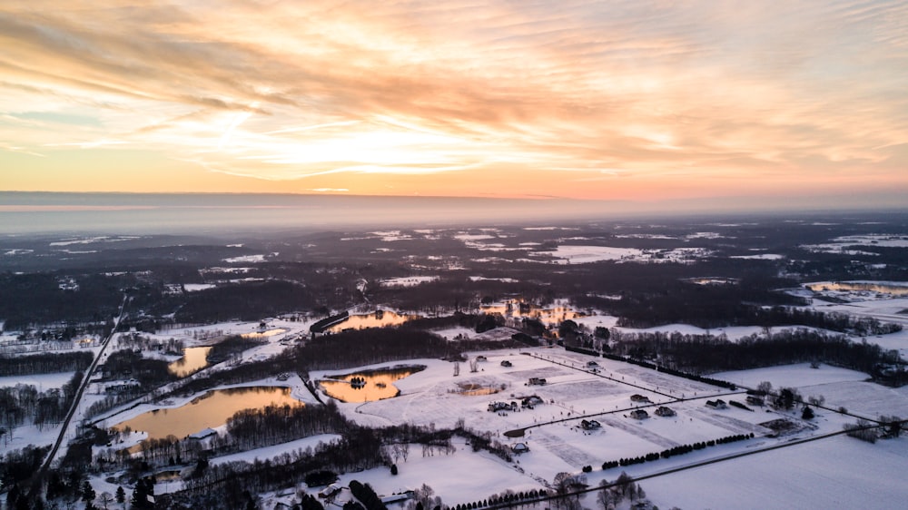 白い曇り空の下での雪に覆われた地域の航空写真ゴールデンアワー写真