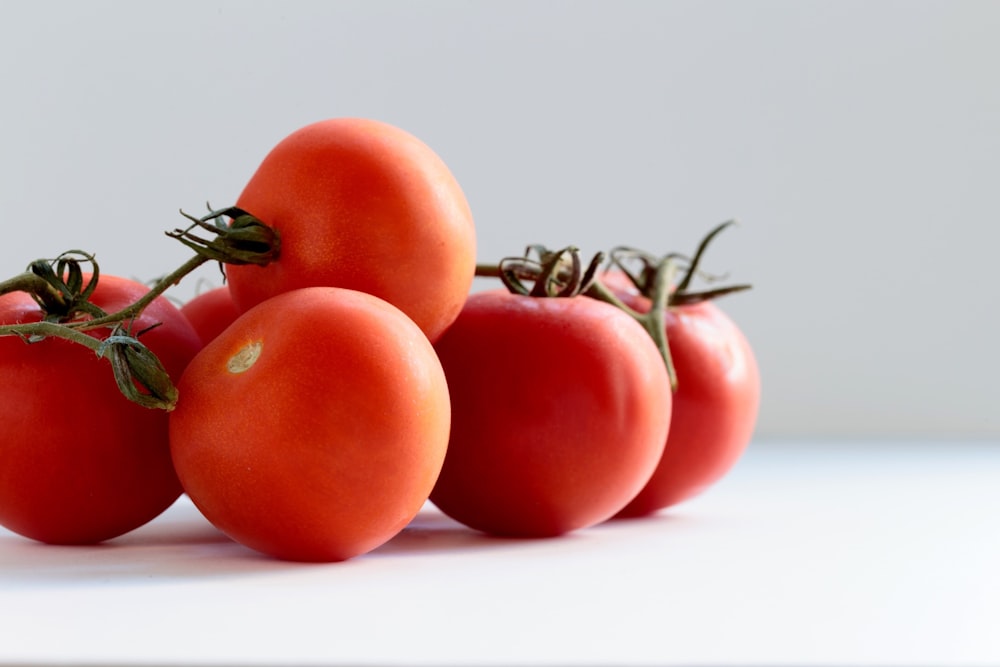 tomate rojo sobre superficie blanca