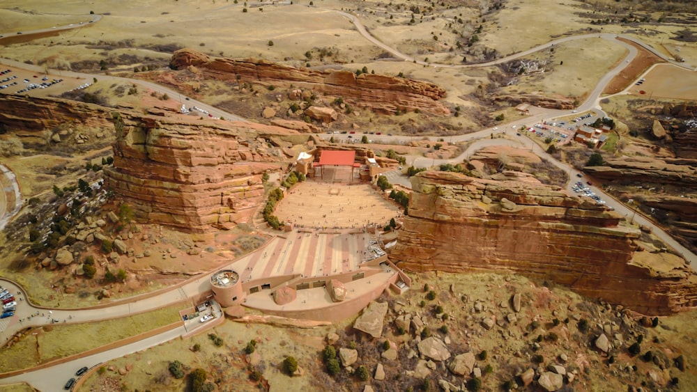 fotografia aérea de edifício entre montanhas