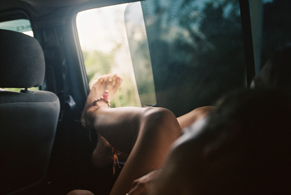 femme allongée sur un siège de véhicule
