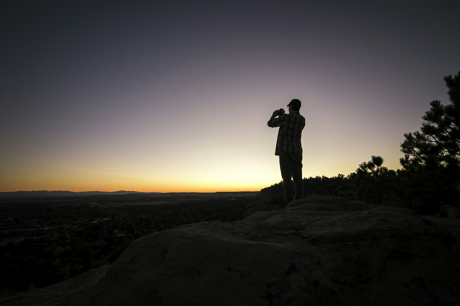 Canon EOS 70D + Tokina AT-X Pro 11-16mm F2.8 DX sample photo. Silhouette of person photography