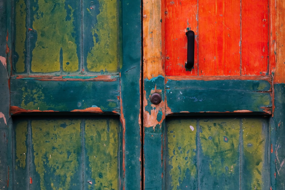Puerta de madera verde y roja
