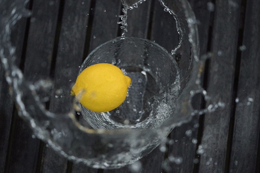 limone giallo sul bicchiere