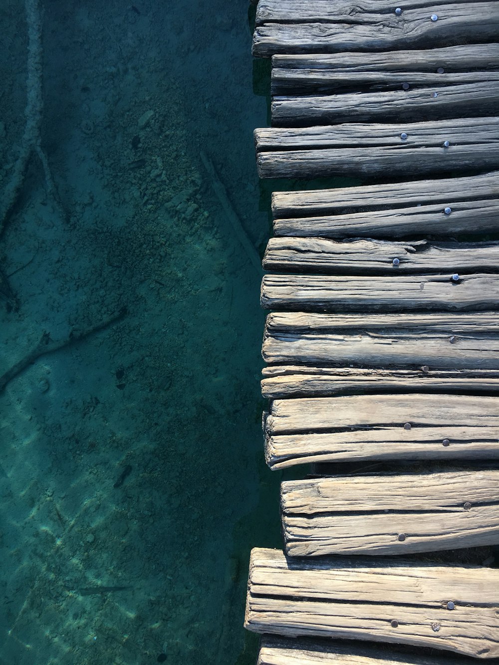 Luftaufnahme des grauen hölzernen Seedocks