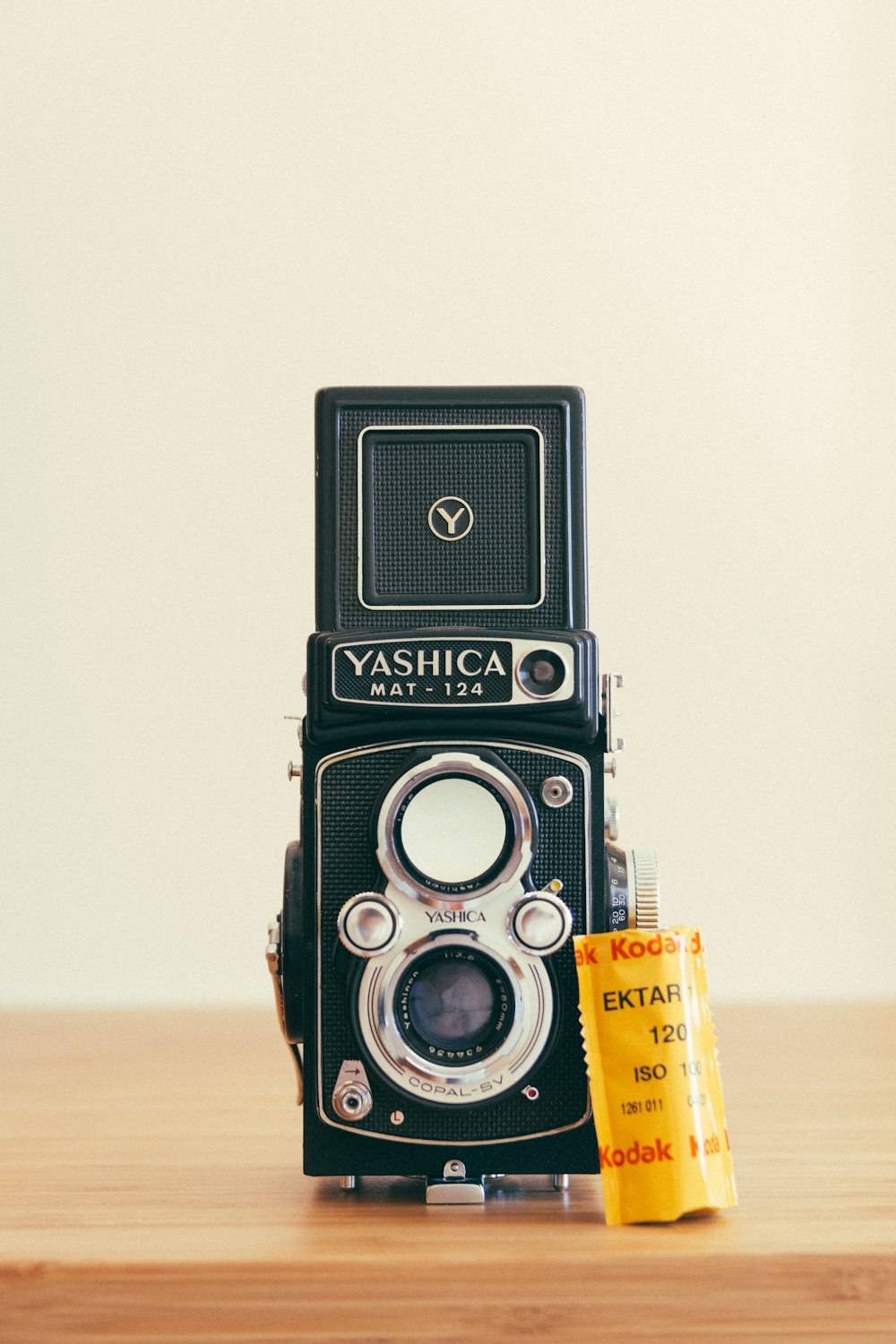 갈색 표면에 회색과 검은 색 Yashica 카메라