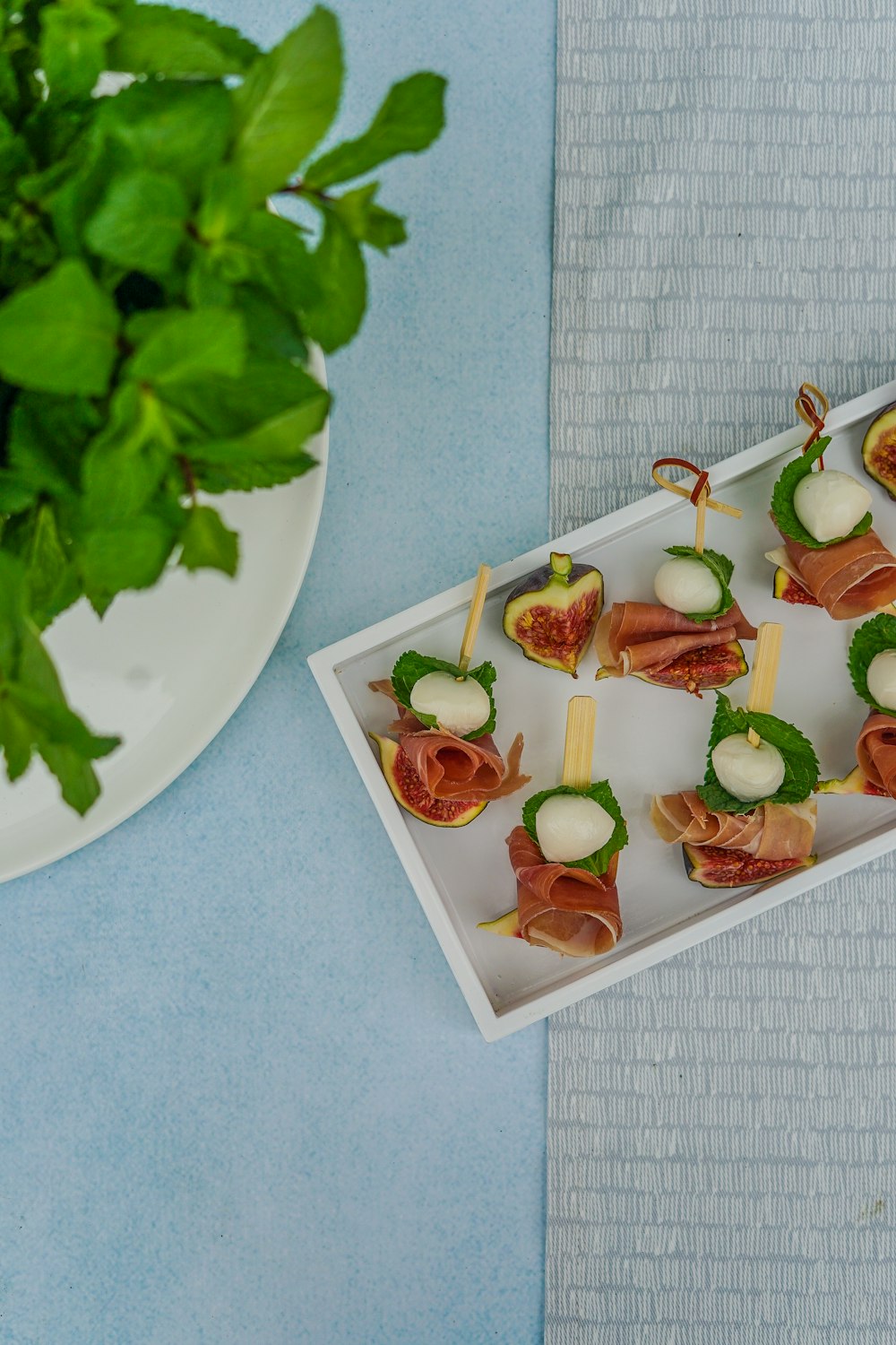 bacon with fruits on tray