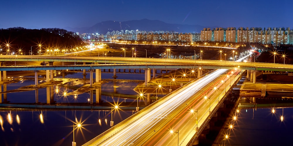 Photographie timelapse de voitures roulant sur l’autoroute et le survol la nuit