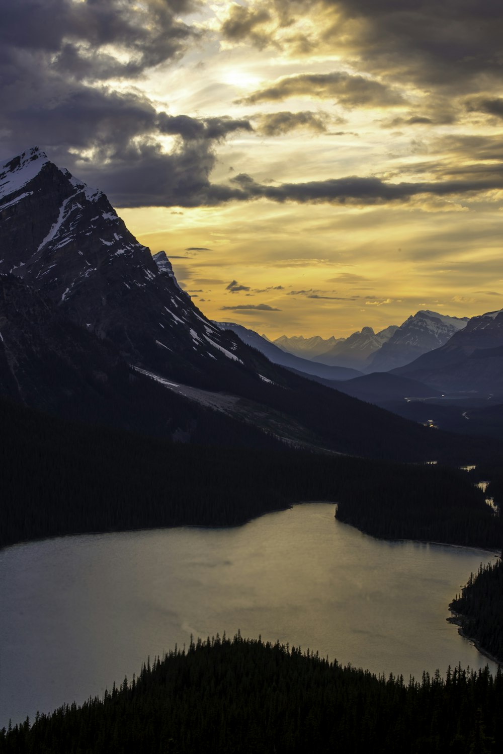 Foto des Sees in der Nähe des Berges zur goldenen Stunde