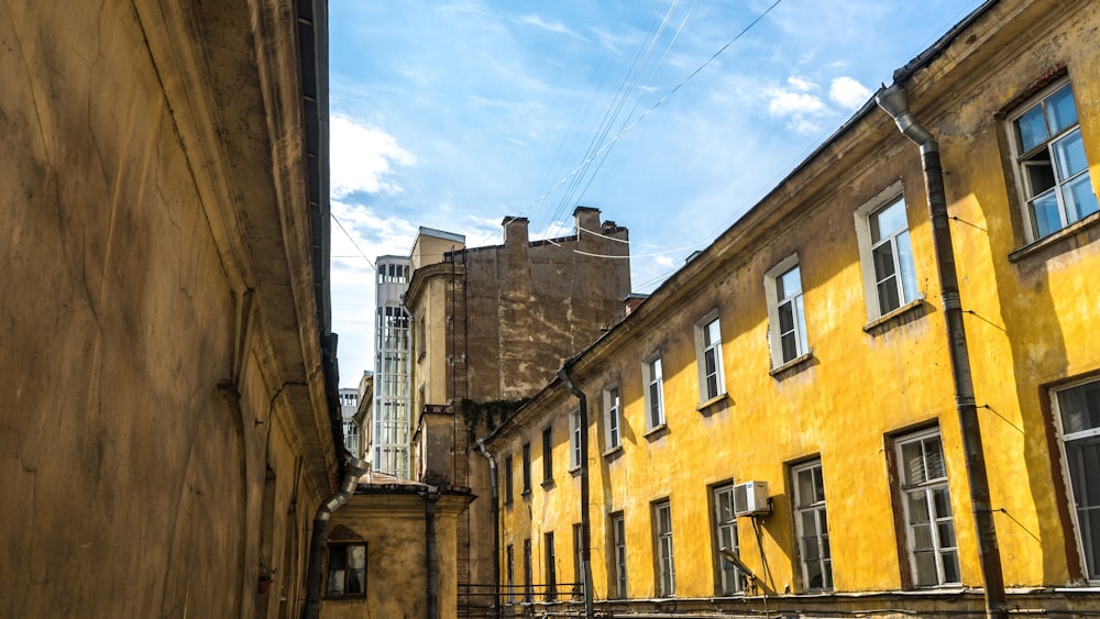 黄色のコンクリートの建物の写真