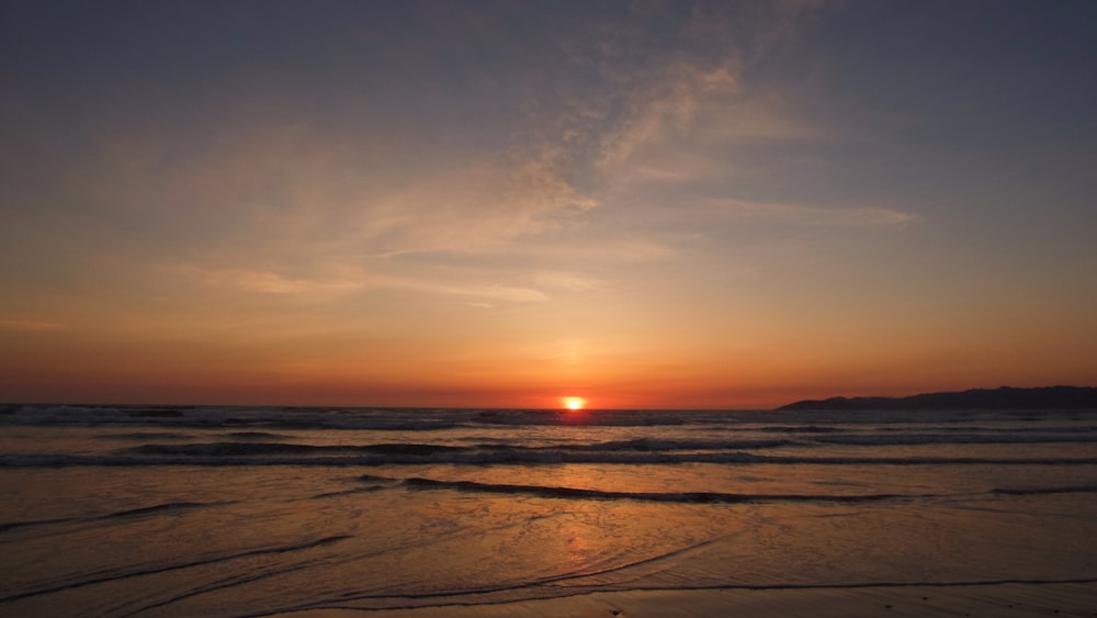 oceano durante il tramonto