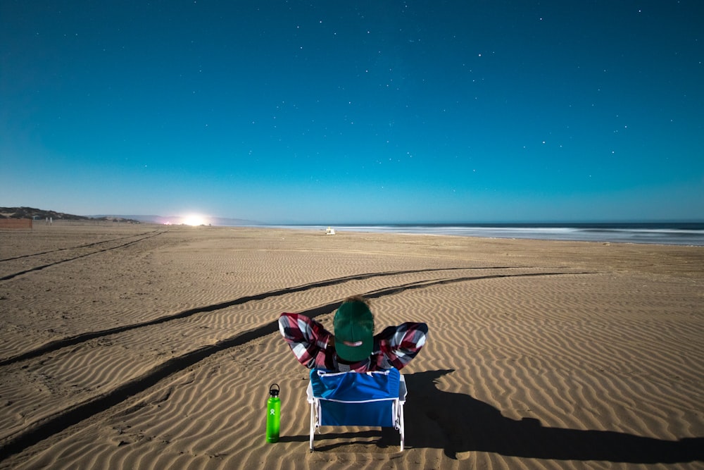 Photo de chaise bleue et rouge sous ciel bleu