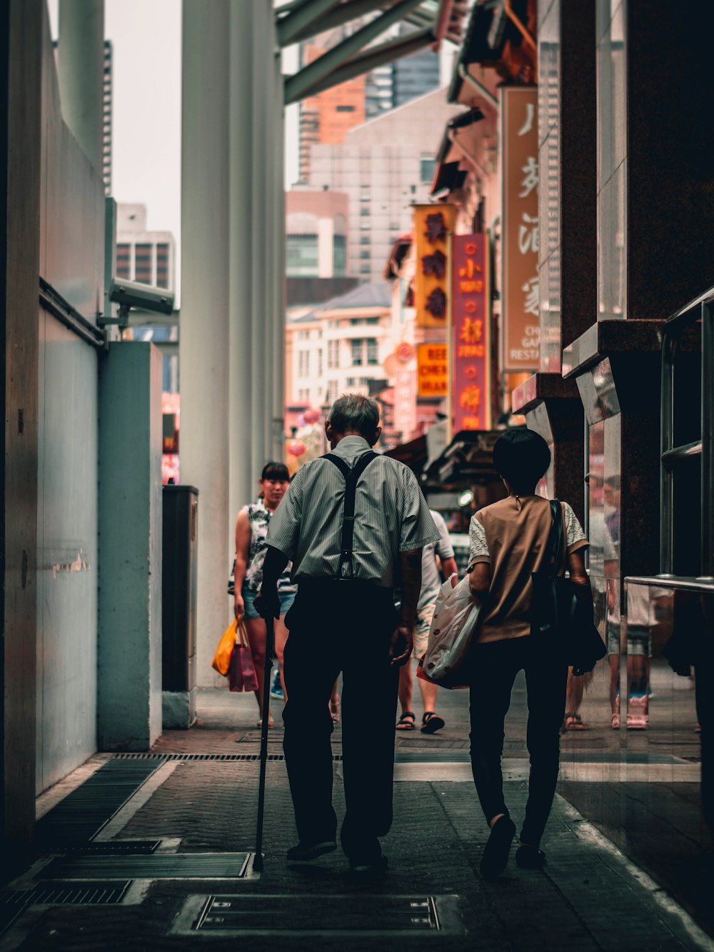 homme avec une canne debout dans la rue