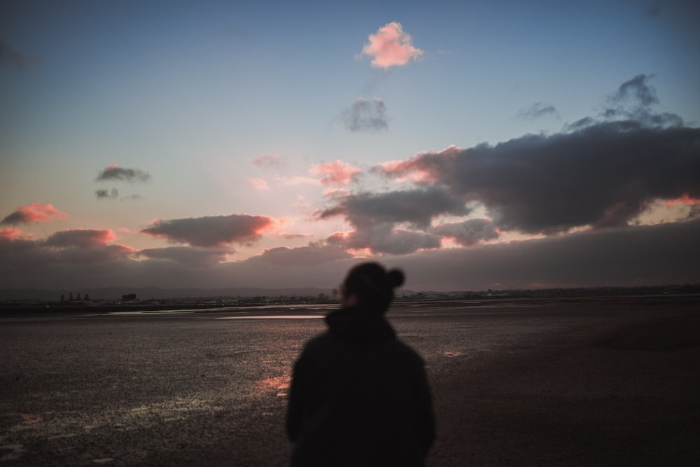 donna in piedi sulla riva del mare