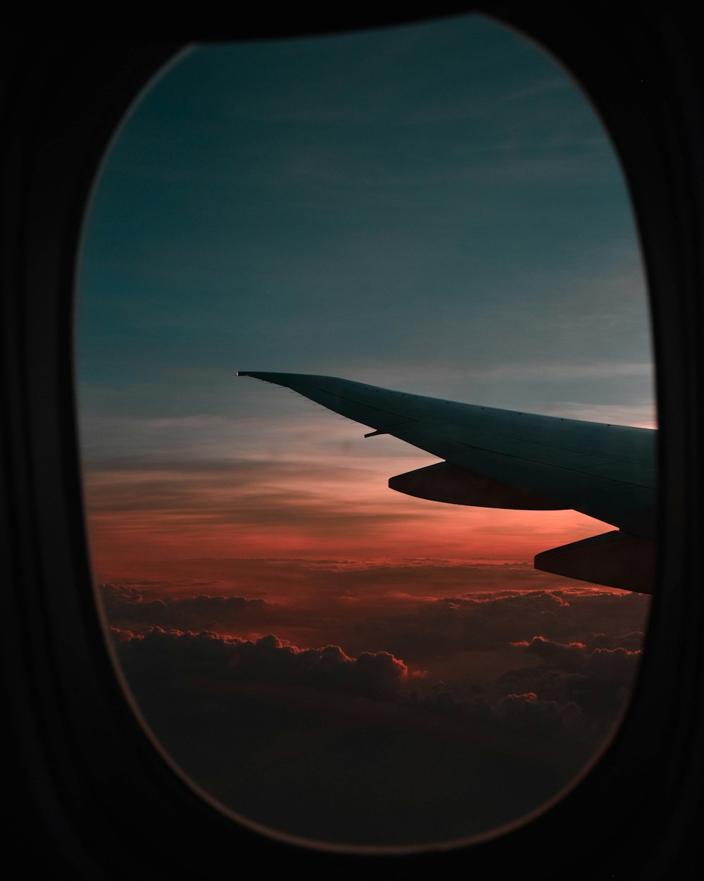 Fensterblick auf das Flugzeug während der goldenen Stunde