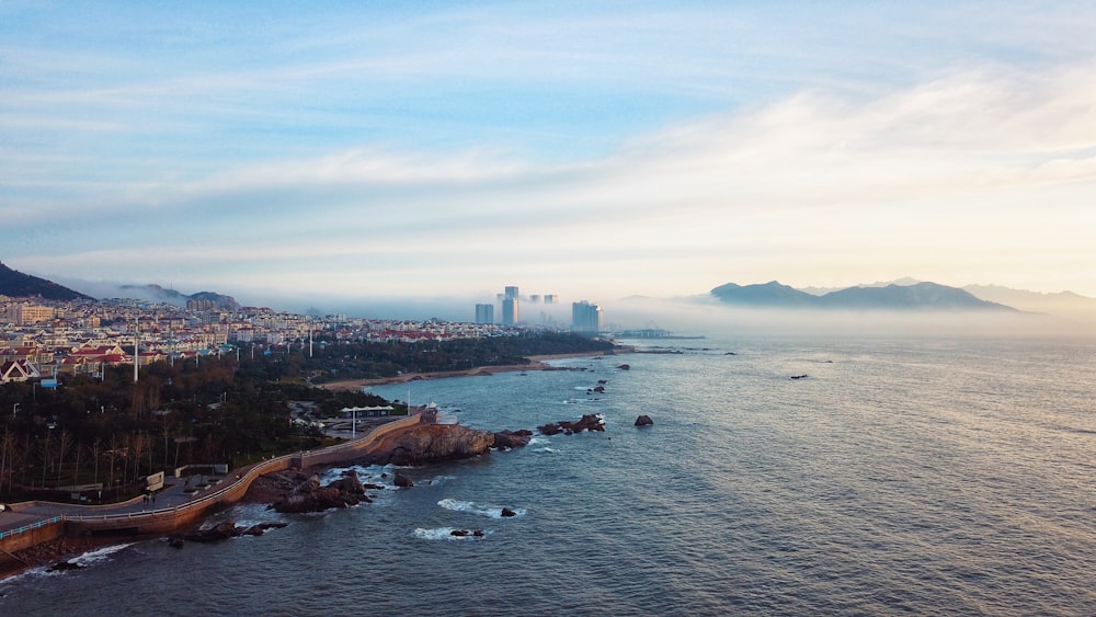 Foto aérea de la ciudad cerca del cuerpo de agua