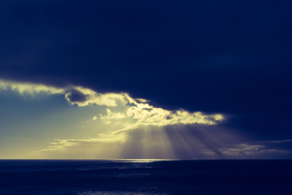 sun rays passing through clouds at daytime