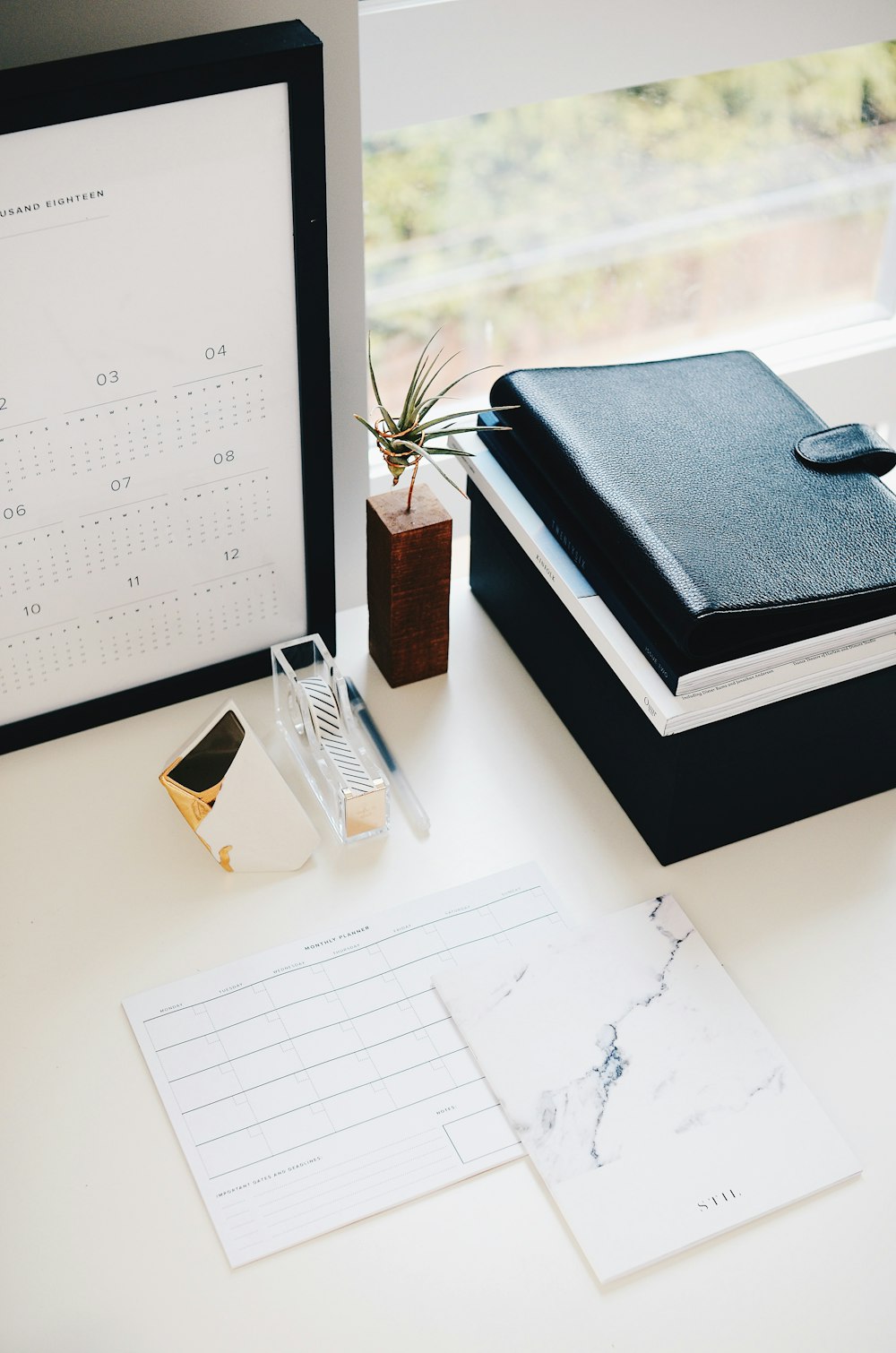 Bücher und Kalender auf weißem Tisch