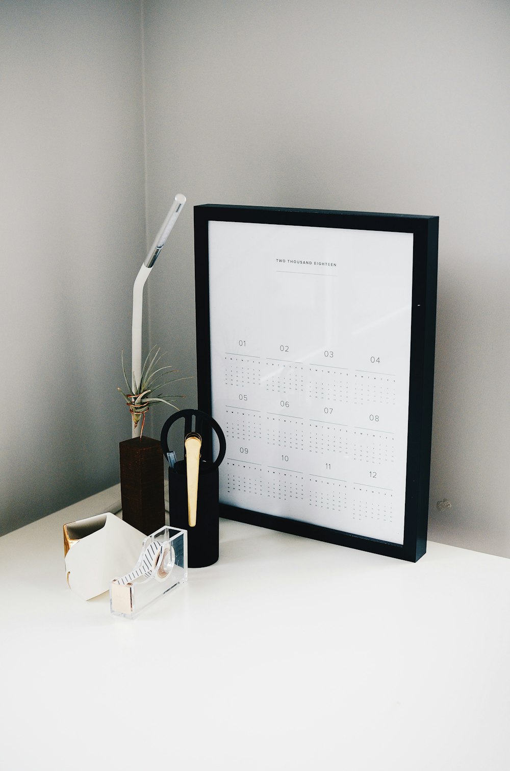 Calendario con marco negro sobre la mesa