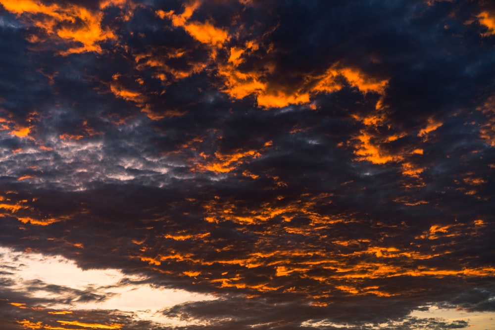 foto ad angolo basso del cielo nuvoloso al tramonto