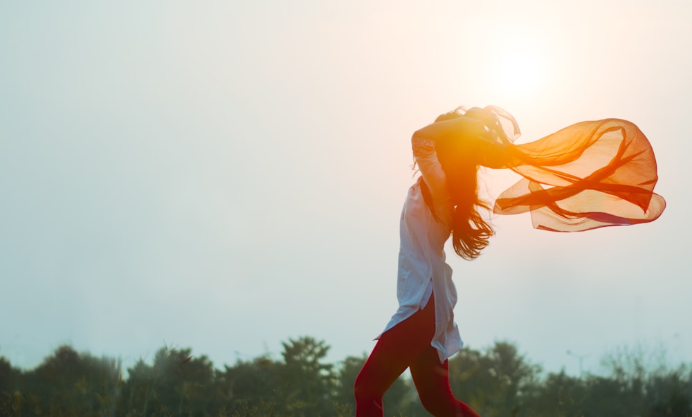 夕暮れ時に髪を広げる女性