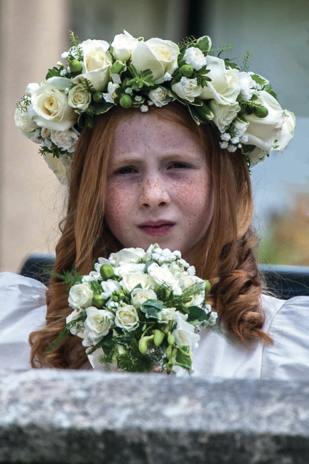 fille aux cheveux bruns portant un haut blanc