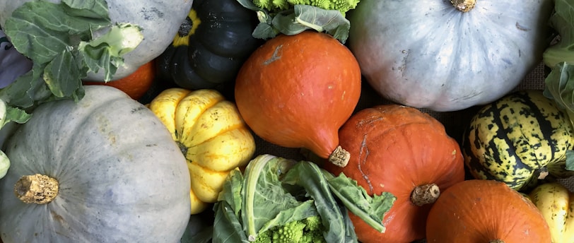 photography of squashes piled together. 