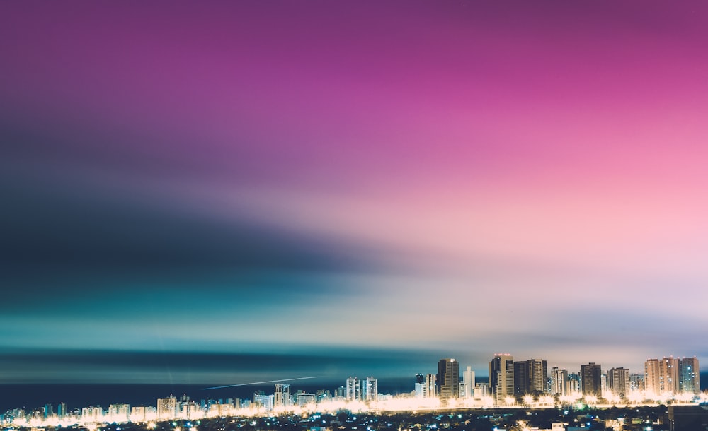 une vue d’une ville la nuit de loin