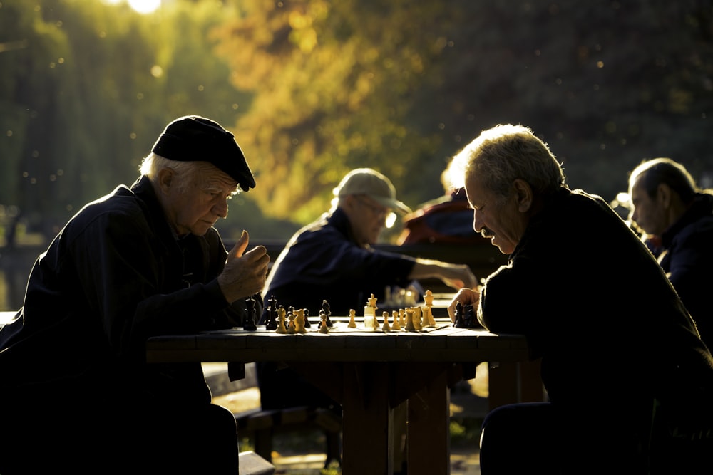 dois homens jogando xadrez em lente de foco raso