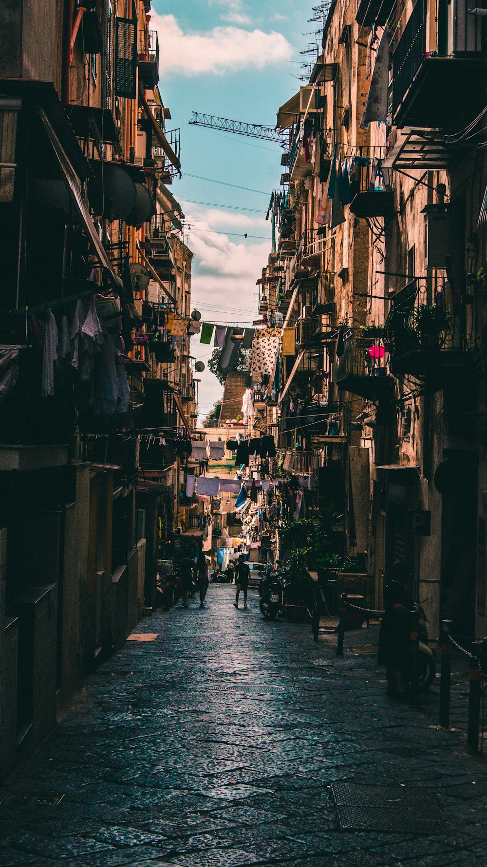 pessoas em pé no centro dos edifícios