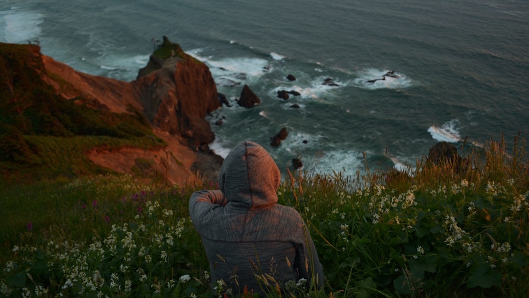 travelers stories about Cliff in Lincoln City, United States