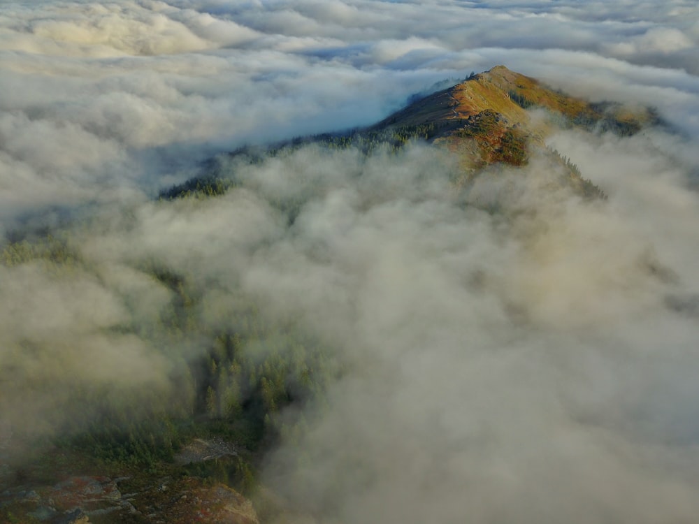 Luftaufnahme des mit Wolken bedeckten Berges