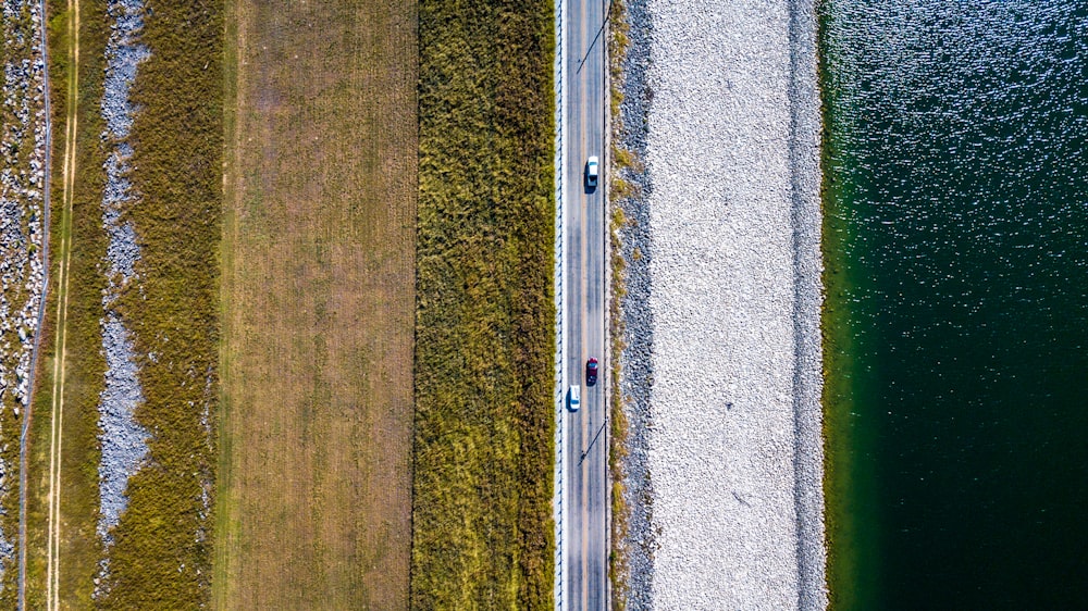 Una vista aérea de una carretera junto a un cuerpo de agua