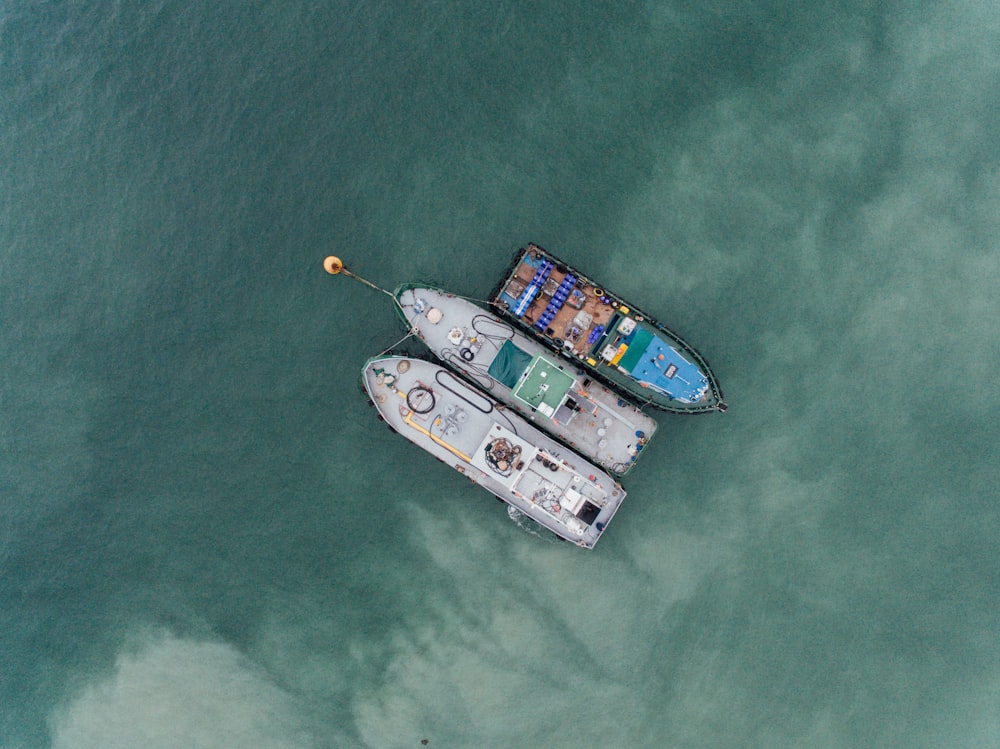 Tres barcos en un cuerpo de agua