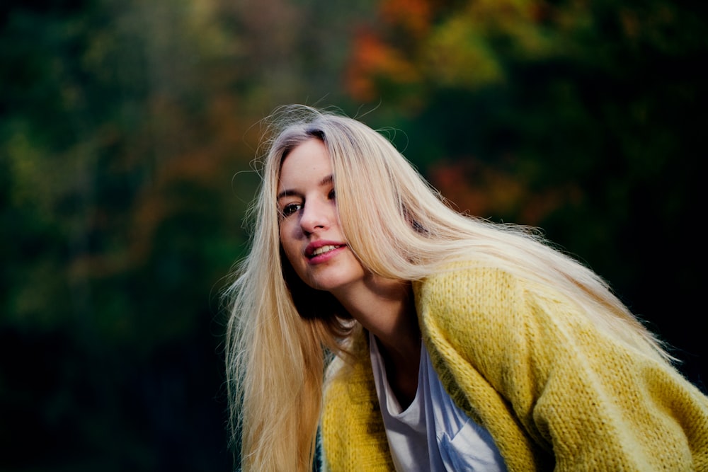 Frau trägt gelbe Strickjacke