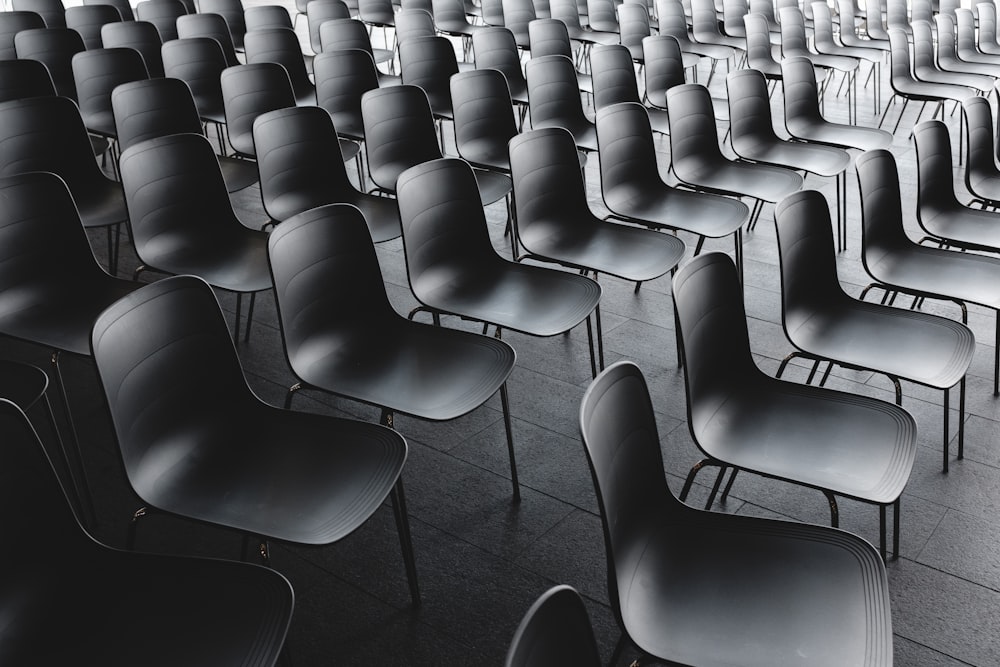 lot de chaises noires