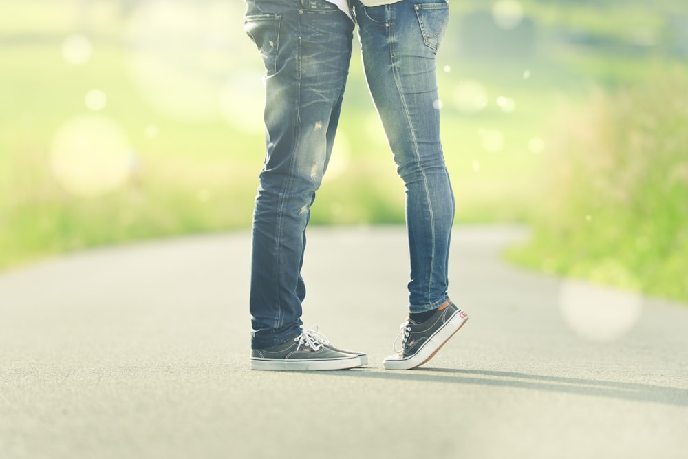 personne sur la pointe des pieds devant une autre personne