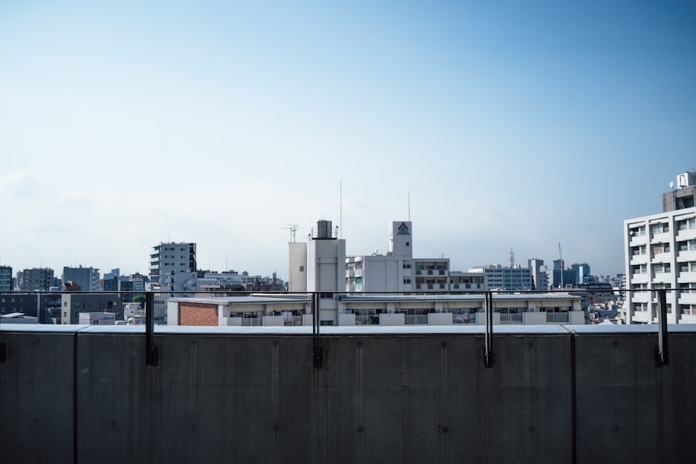 Edificios de la ciudad bajo el cielo azul