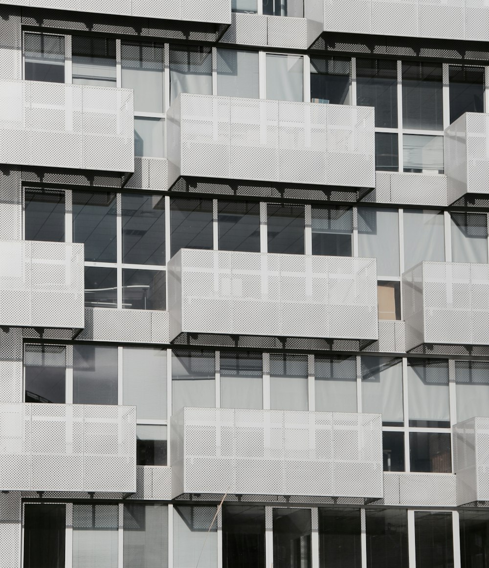 foto de closeup do edifício de concreto cinza