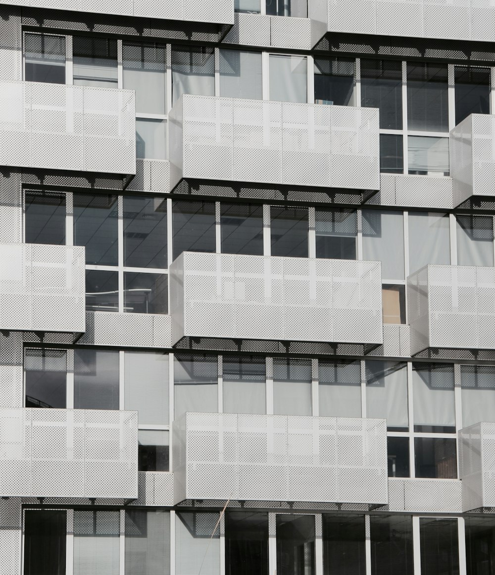 灰色のコンクリートの建物のクローズアップ写真
