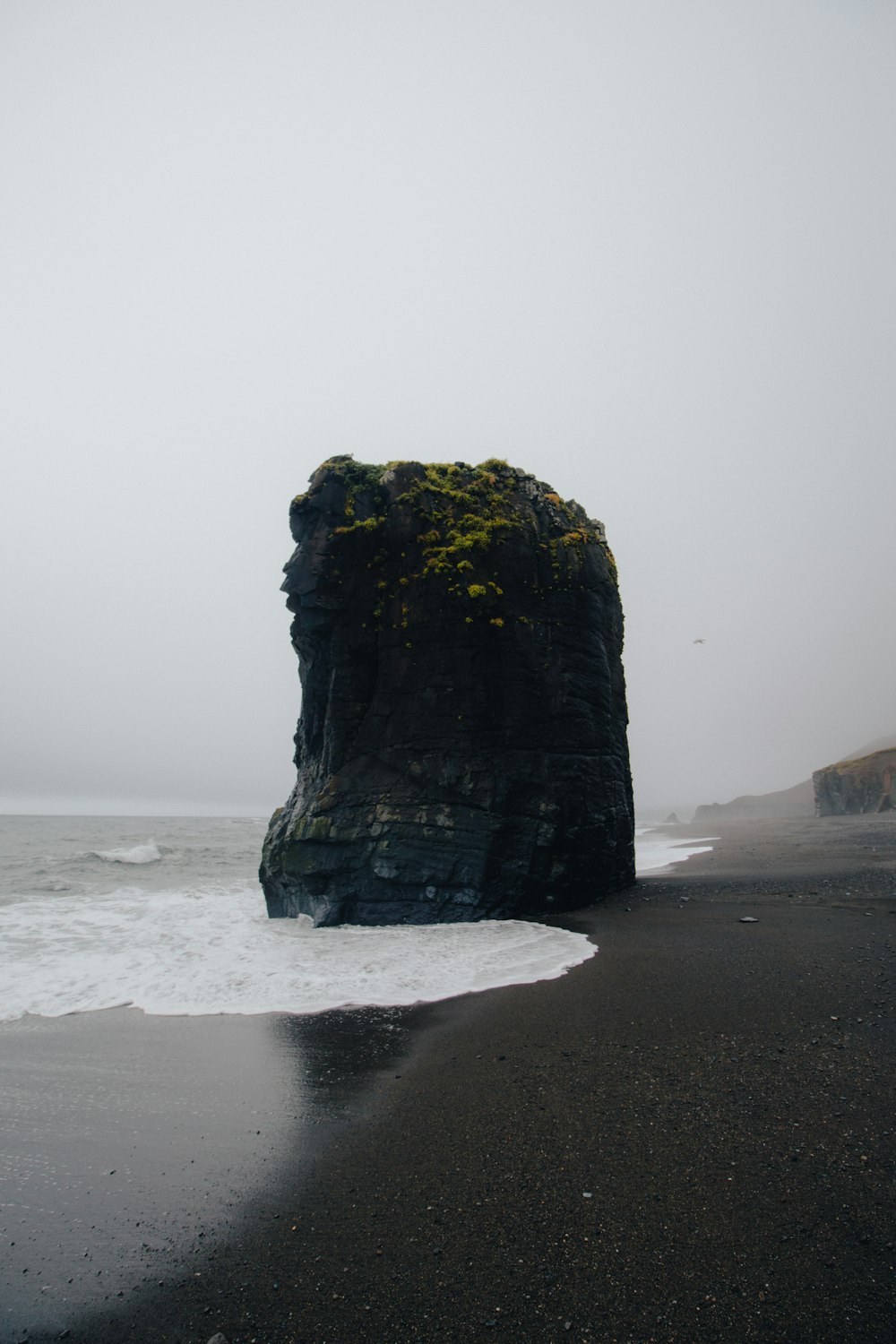 Butte cerca del cuerpo de agua