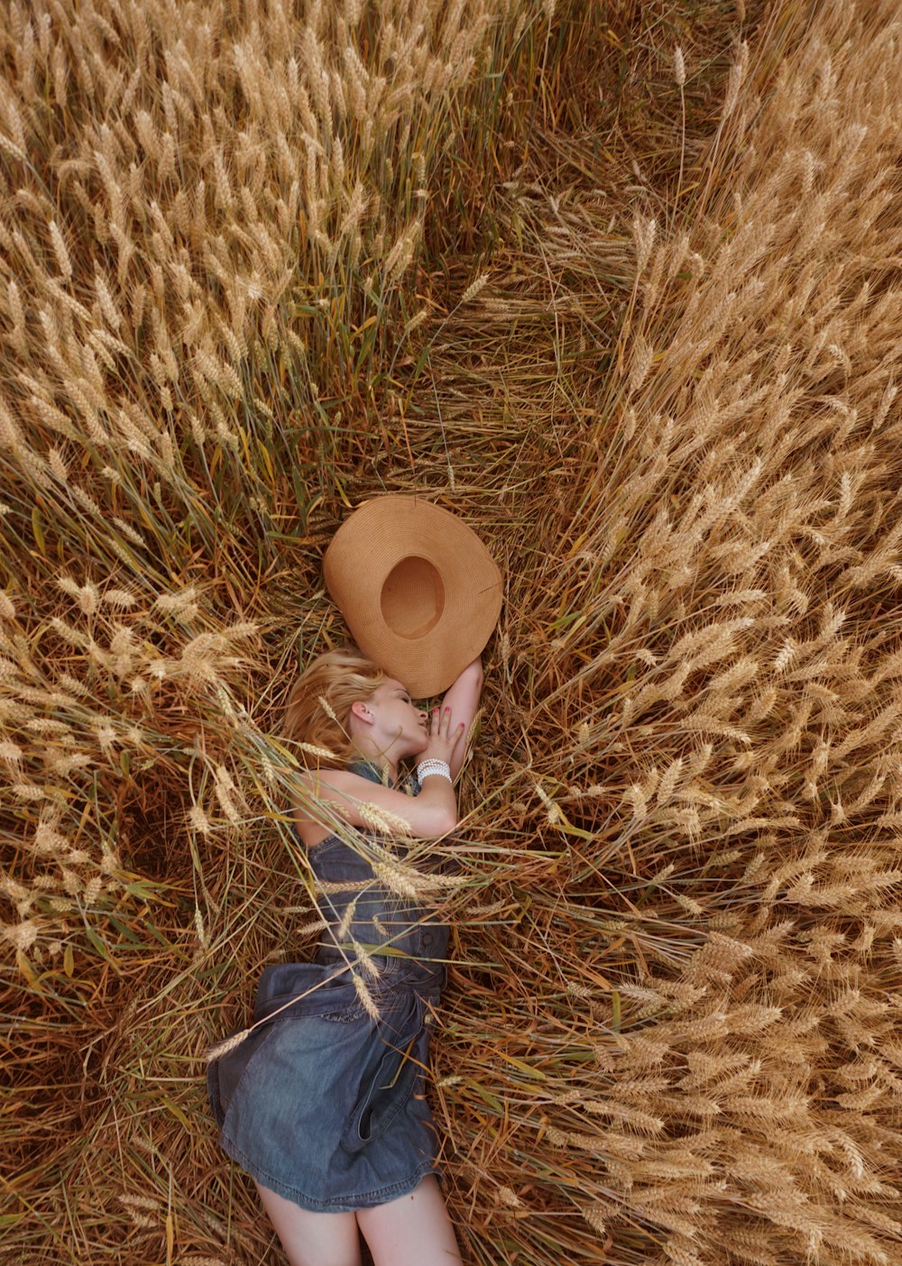 麦畑に横たわる女性