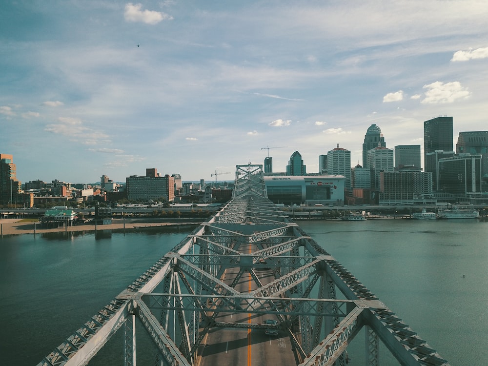 pont en béton gris au-dessus du plan d’eau pendant la journée